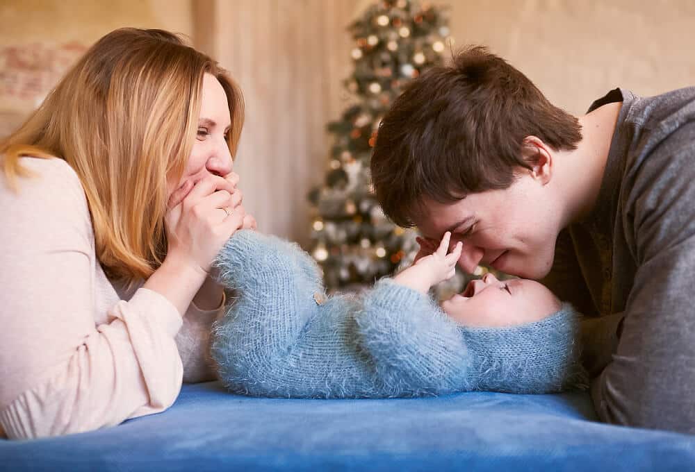 איך לשמור על זוגיות קרובה אחרי שנולדים הילדים?